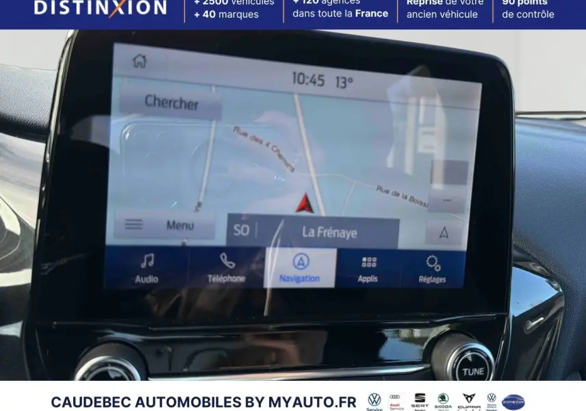 Écran tactile du système SYNC4 avec navigation affichée dans l’habitacle d’un Ford Puma bleu.