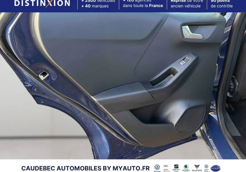 Vue rapprochée de la porte arrière gauche bleu foncé du Ford Puma 2024 avec commande de vitre et haut-parleur intégré.