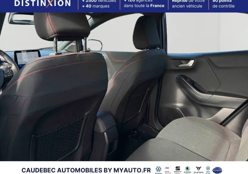 Vue intérieure arrière droite du Ford Puma 2024, sièges sport noirs avec surpiqûres rouges et tableau de bord visible.