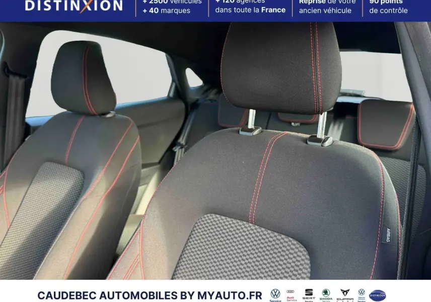 Gros plan sur les sièges sport noirs avec surpiqûres rouges à l'intérieur du Ford Puma 2024.