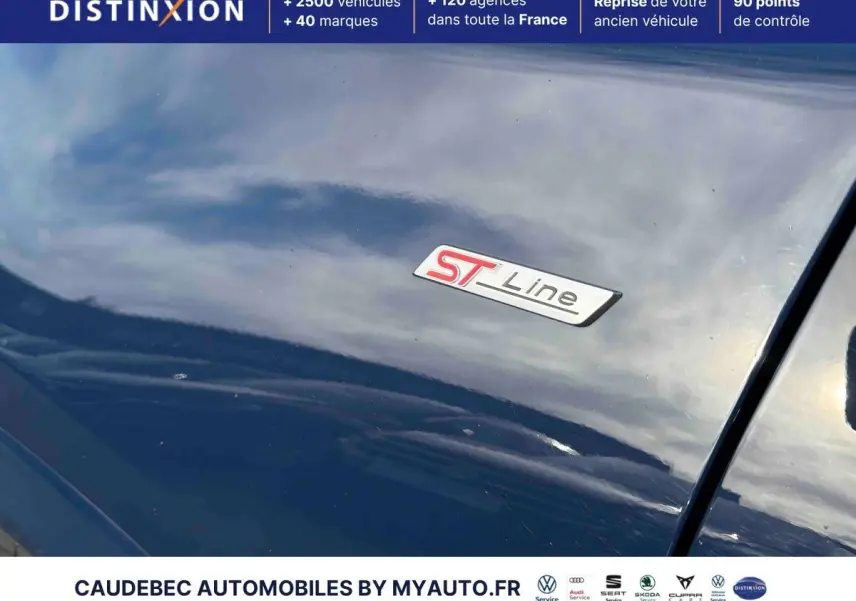 Gros plan sur l'écusson ST-Line sur la carrosserie bleue brillante d'une Ford Puma 2024.