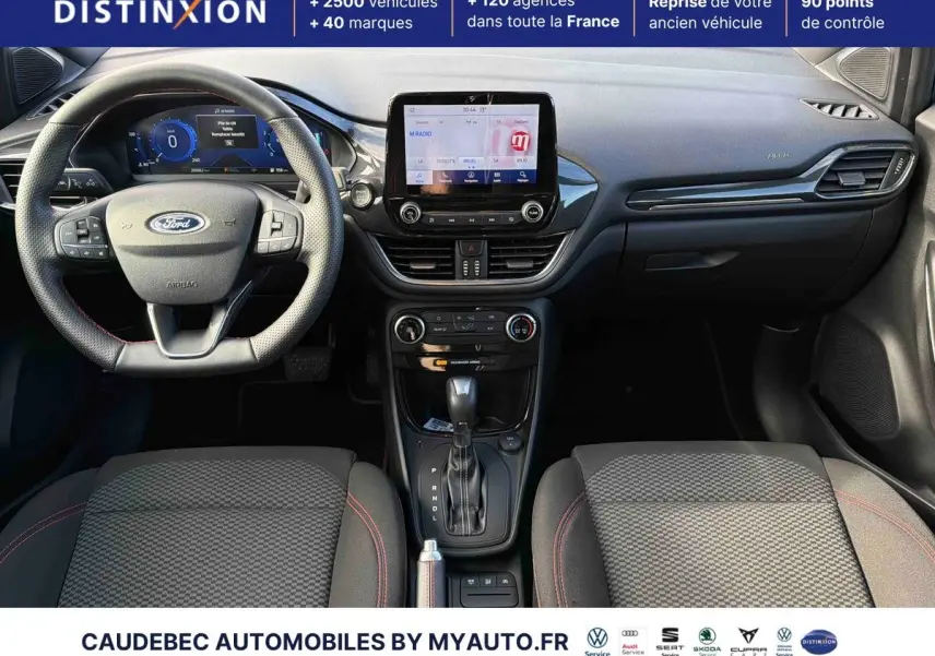Vue intérieure avant du Ford Puma 2024 avec tableau de bord noir, écran tactile central et volant multifonction.