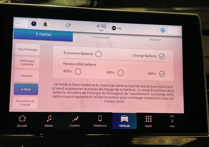 Écran tactile intérieur du Jeep Compass Limited 2021 montrant le mode e-Save de gestion batterie en hybride.