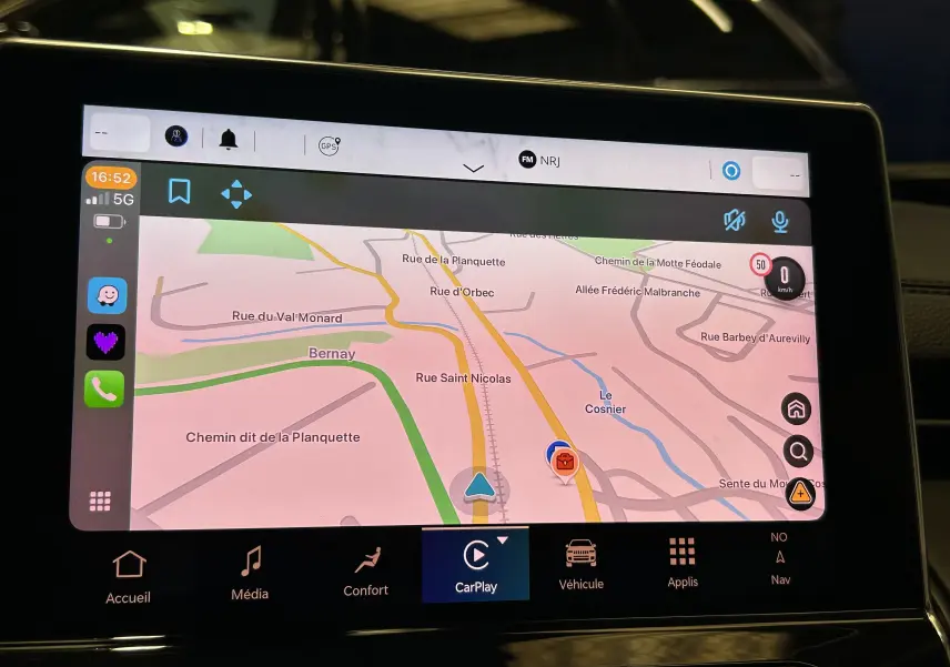 Écran tactile du système de navigation du Jeep Compass Limited gris, affichant une carte routière et options multimédia.