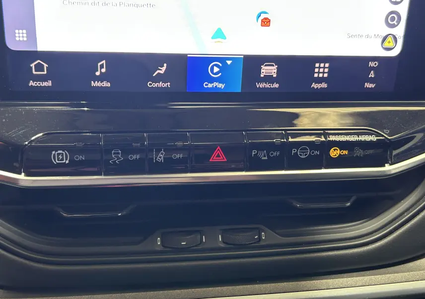 Plan rapproché du tableau de bord du Jeep Compass gris 2021, mettant en valeur les commandes tactiles et l'écran tactile avec CarPlay activé.
