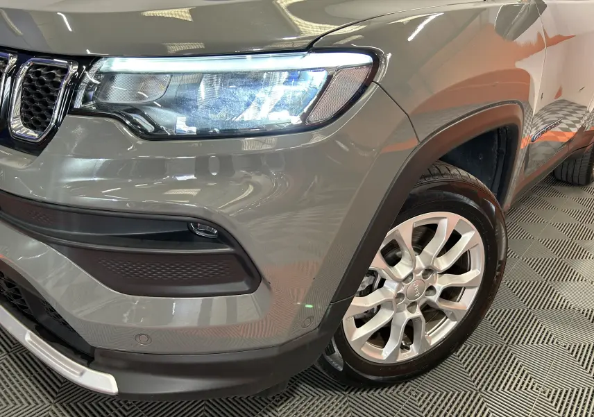 Gros plan sur l'avant droit gris du Jeep Compass Limited 2021, mettant en valeur le phare LED et la jante alliage.