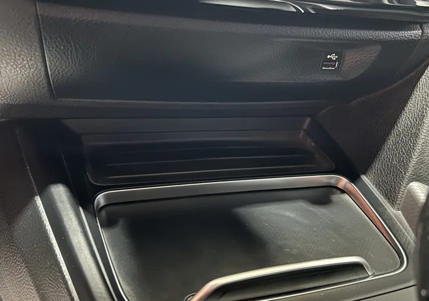 Détail de la console centrale noire avec port USB visible dans l’habitacle d’une BMW Série 3 320i blanche de 2018.