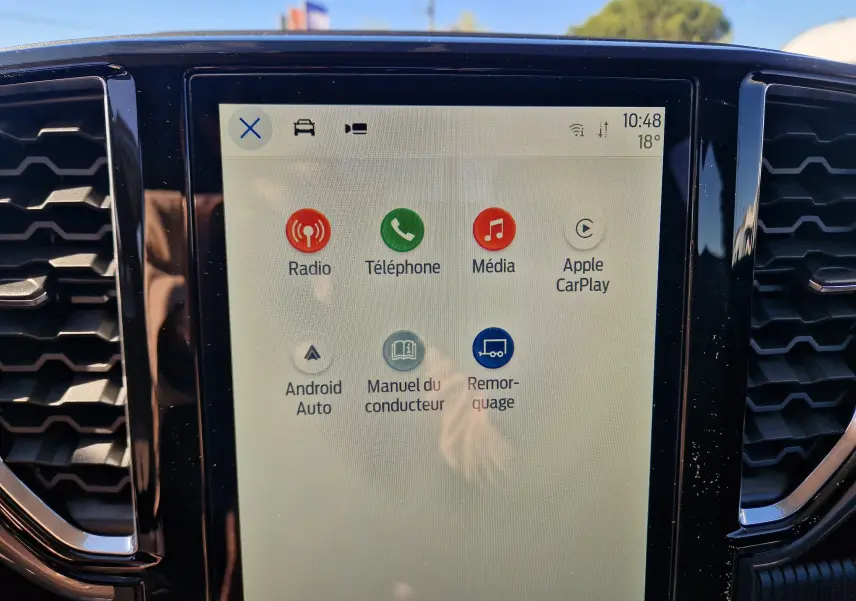 Écran tactile central du Ford Ranger Super Cabine 2026 affichant les options multimédia et connectivité.