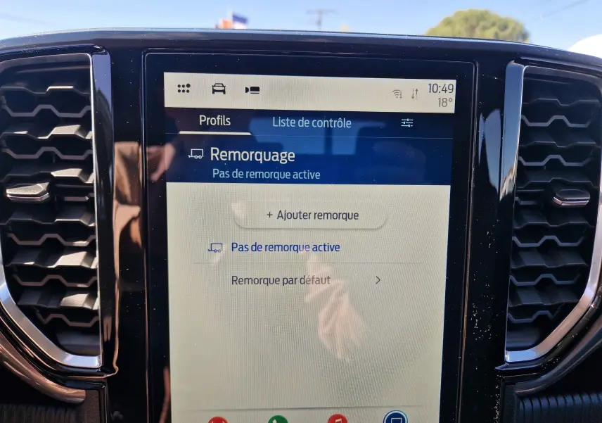 Écran tactile central du Ford Ranger Super Cabine 2026 affichant le menu de remorquage, entouré de grilles d’aération noires.