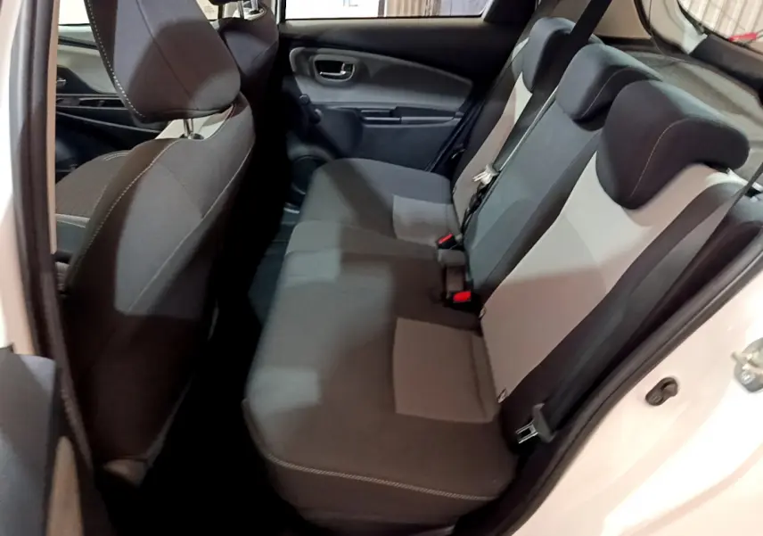 Vue intérieure côté droit sur la banquette arrière grise et noire de la Toyota Yaris blanche 1.5 Hybride 2020.