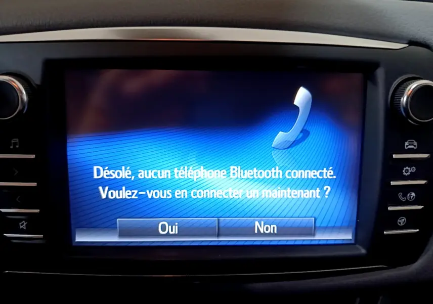 Écran tactile central de la Toyota Yaris blanche 2020 affichant un message Bluetooth sans téléphone connecté.