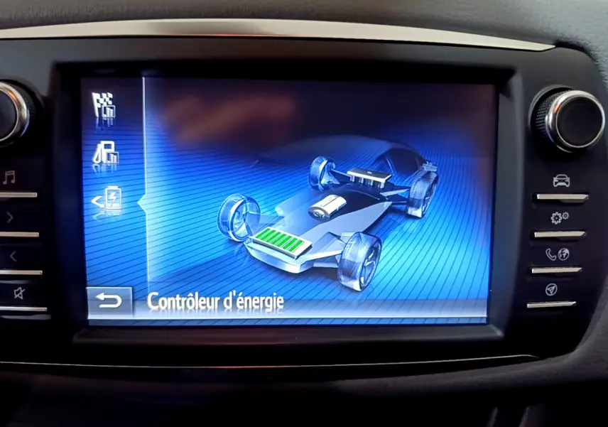 Écran tactile central montrant le contrôleur d'énergie hybride de la Toyota Yaris 1.5 Hybride 2020, intérieur noir.