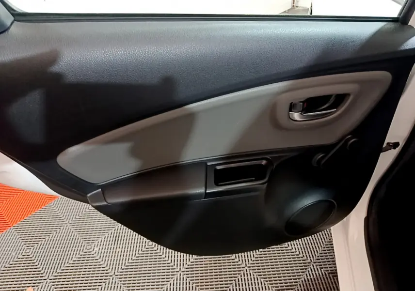 Gros plan sur la porte arrière droite intérieure noire et grise de la Toyota Yaris blanche 2020 hybride.
