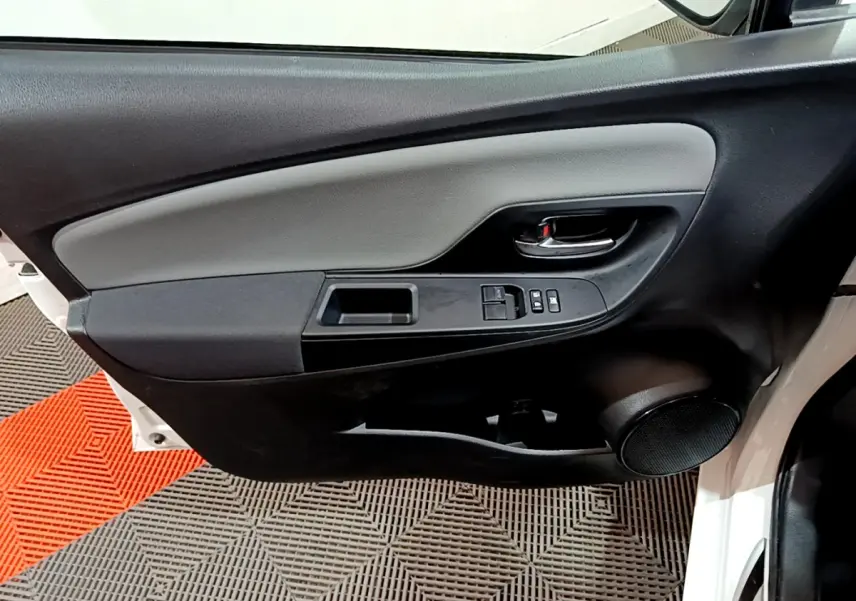 Porte avant droite de Toyota Yaris blanche 2020, avec commandes électriques et poignée intérieure noire.