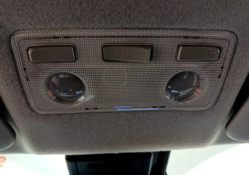 Plafonnier intérieur avec commandes d'éclairage et liseuses dans une Toyota Yaris blanche 2020, vue du plafond avant.