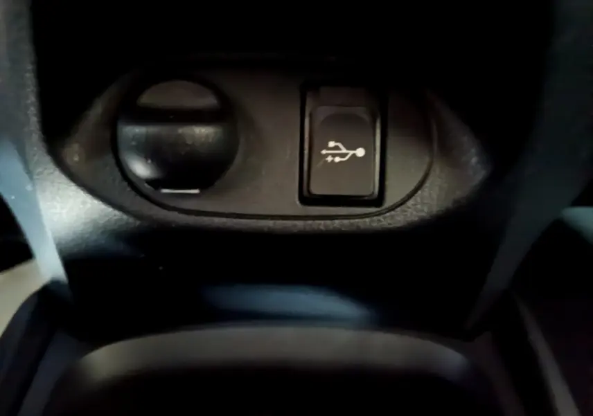 Prise USB et allume-cigare en gros plan dans l'habitacle de la Toyota Yaris 1.5 Hybride 2020 blanche