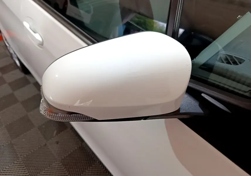 Rétroviseur droit blanc de la Toyota Yaris 1.5 Hybride 2020, avec clignotant intégré, vue rapprochée côté conducteur.