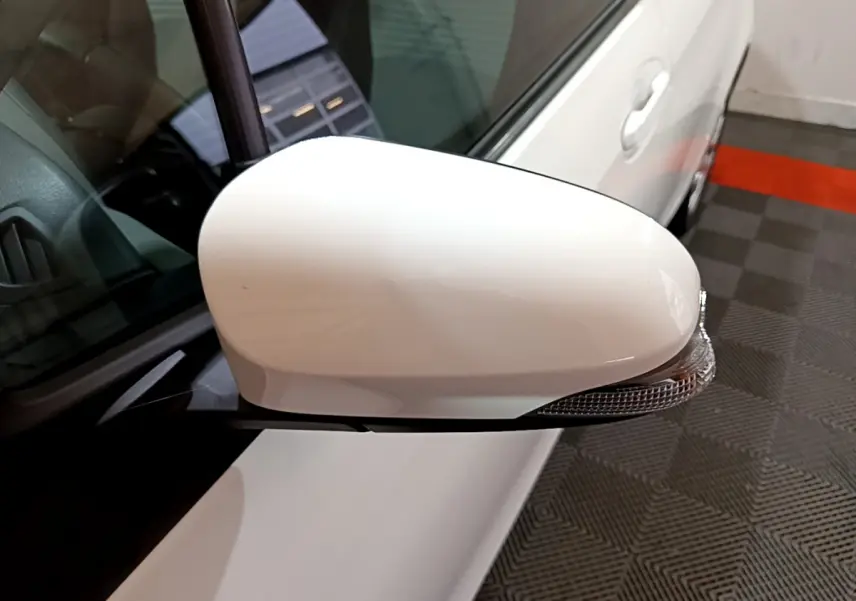 Rétroviseur droit blanc avec clignotant intégré sur Toyota Yaris 1.5 Hybride 2020 vue rapprochée côté passager.