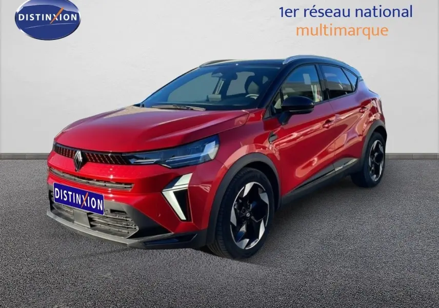 Renault Captur 2025 rouge Désir métal avec toit noir, vue 3/4 avant droit mettant en valeur ses jantes noires.