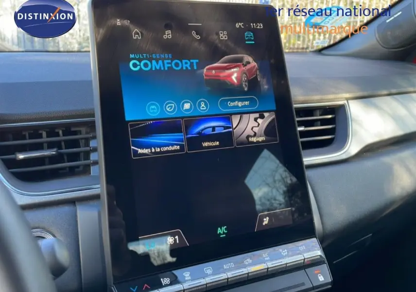 Écran tactile central du Renault Captur rouge Désir avec toit noir, affichant le mode de conduite Confort.