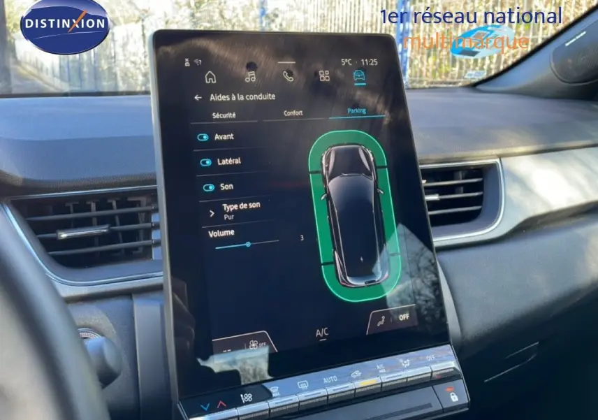 Vue intérieure du tableau de bord du Renault Captur 2025, écran tactile affichant les aides à la conduite.