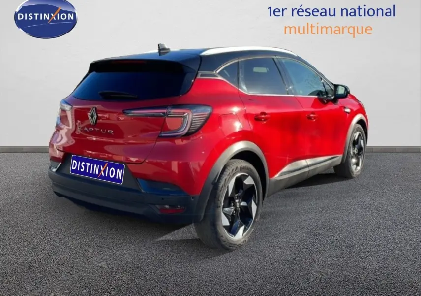 Vue 3/4 arrière droite d'un Renault Captur rouge Désir métal avec toit noir et jantes noires.
