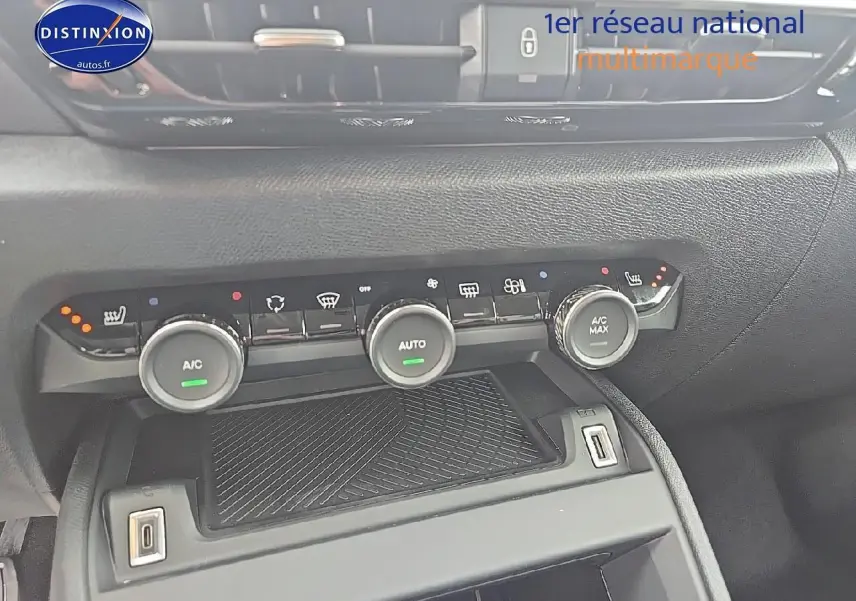 Gros plan sur la console centrale du Citroën C4 noir métal 2025, montrant les commandes de climatisation et USB.