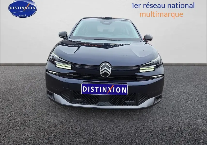 Vue avant d'une Citroën C4 noire métal 2025 avec phares LED et calandre épurée sur fond neutre.