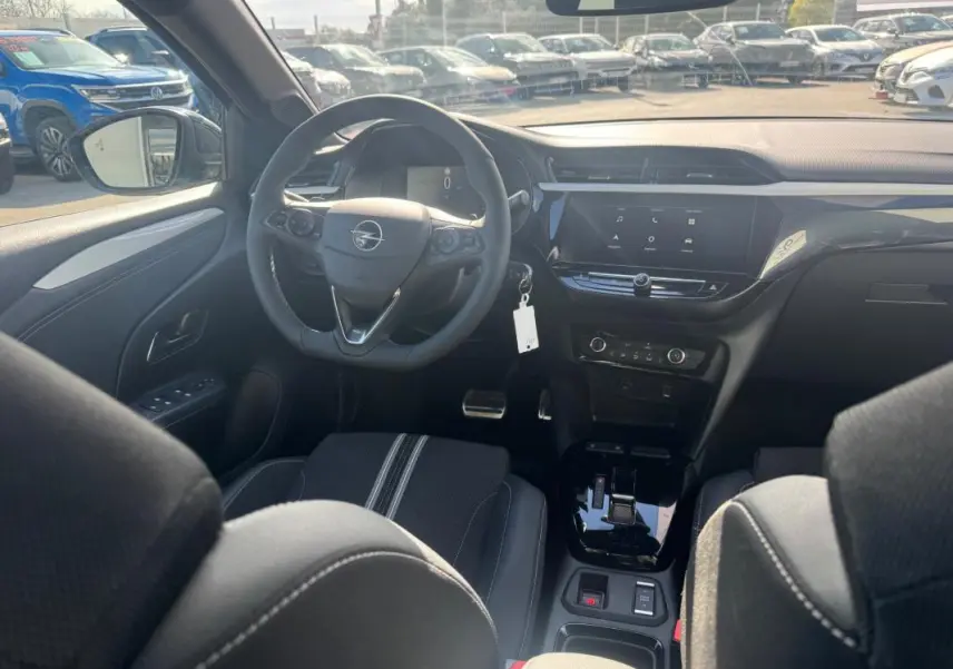 Vue intérieure avant de l’Opel Corsa 2025, montrant le volant multifonction et l’écran tactile central noir.