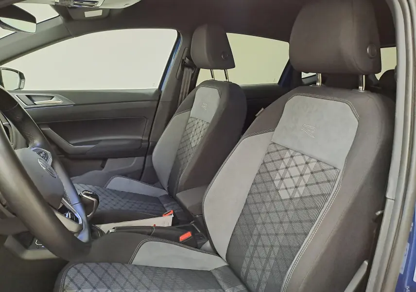 Vue intérieure côté conducteur de la Volkswagen Polo Bleu Récif, sièges sport R-Line en tissu et alcantara gris.