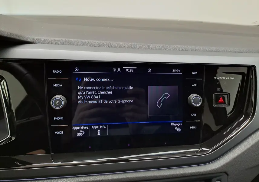 Vue rapprochée de l’écran tactile central du tableau de bord d’une Volkswagen Polo 2025 avec interface Bluetooth affichée.
