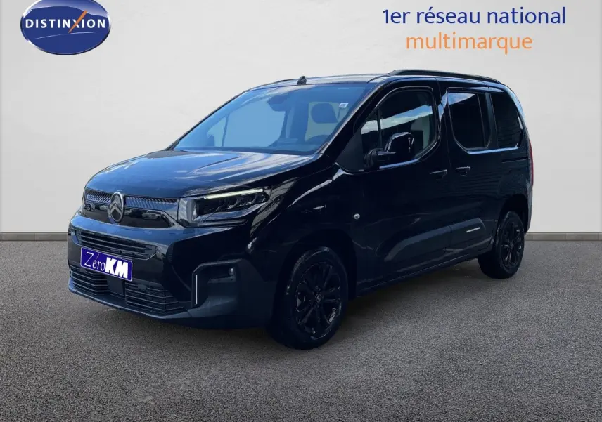 Vue 3/4 avant d'un Citroën Berlingo noir Perla Nera métallisé avec jantes noires et calandre moderne.