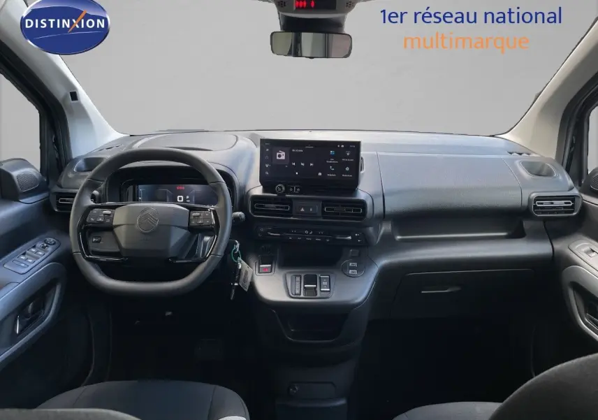 Vue intérieure avant du Citroën Berlingo 2026 noir, tableau de bord moderne avec écran tactile et volant multifonction.