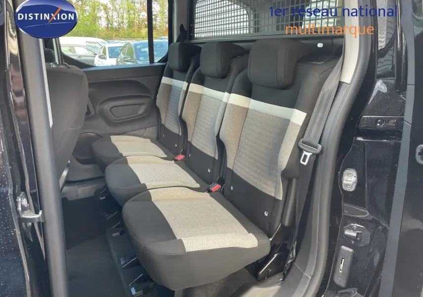 Vue intérieure côté droit montrant la banquette arrière trois places en tissu gris et noir du Citroën Berlingo noir Perla Nera.