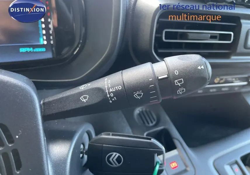 Gros plan sur la commande d’essuie-glace dans l’habitacle noir du Citroën Berlingo MPV N1 2026.