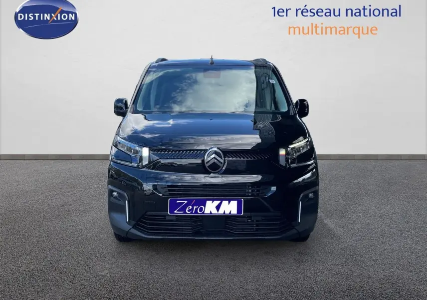 Vue avant d'un Citroën Berlingo MPV noir Perla Nera métallisé, avec calandre moderne et phares LED distinctifs.