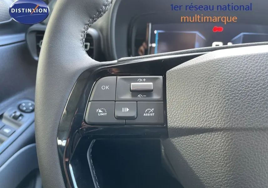 Gros plan sur le volant cuir noir du Citroën Berlingo 2026, avec commandes de régulateur et limiteur de vitesse.