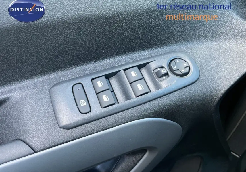 Gros plan sur les commandes des vitres électriques et rétroviseurs côté conducteur du Citroën Berlingo noir Perla Nera 2026.