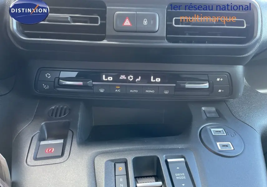 Vue rapprochée de la console centrale du Citroën Berlingo 2026 noir, montrant la climatisation et la commande de boîte auto.