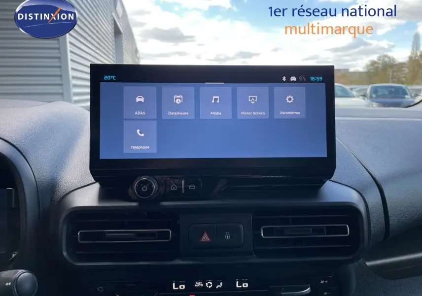 Vue intérieure centrée sur l'écran tactile du tableau de bord du Citroën Berlingo 2026, finition noire.