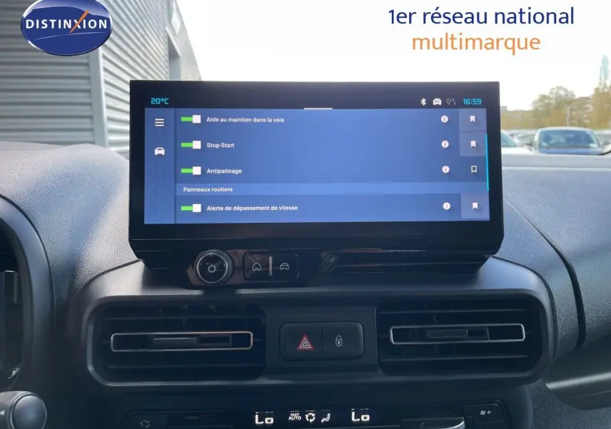 Vue intérieure du tableau de bord du Citroën Berlingo 2026, écran tactile et commandes de climatisation visibles.