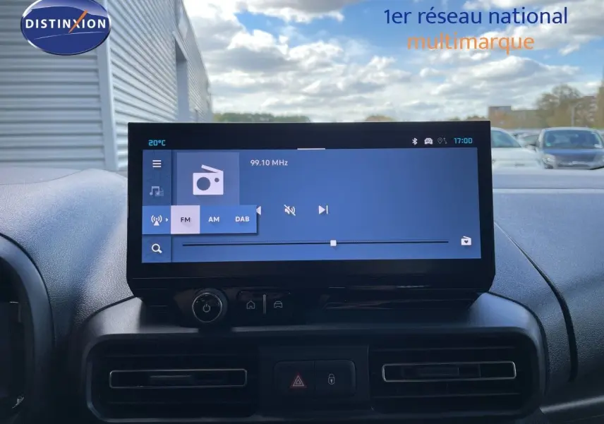 Vue intérieure centrée sur l'écran tactile multimédia du Citroën Berlingo 2026, ambiance moderne et fonctionnelle.