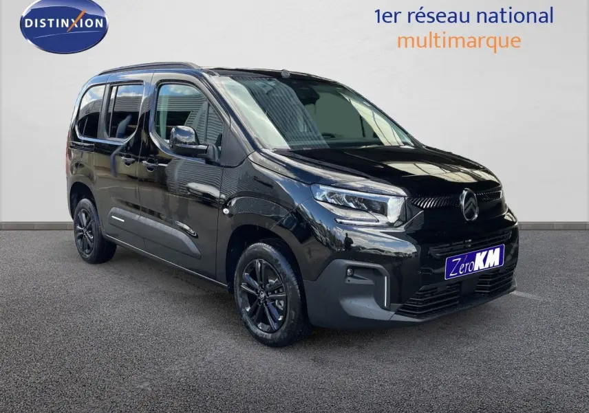 Citroën Berlingo noir Perla Nera métal en 3/4 avant droit, avec jantes noires et phares LED allumés.