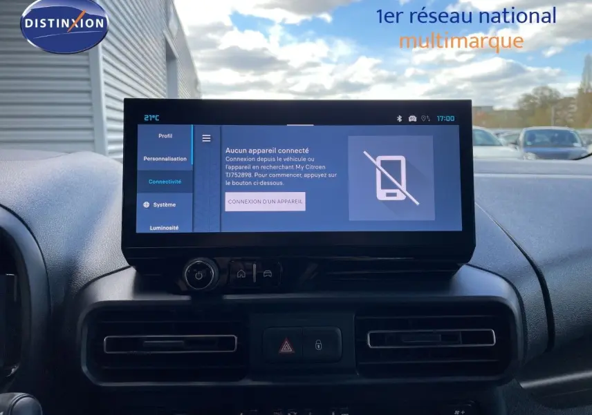 Vue intérieure centrée sur l'écran tactile du tableau de bord du Citroën Berlingo 2026, finition noire.
