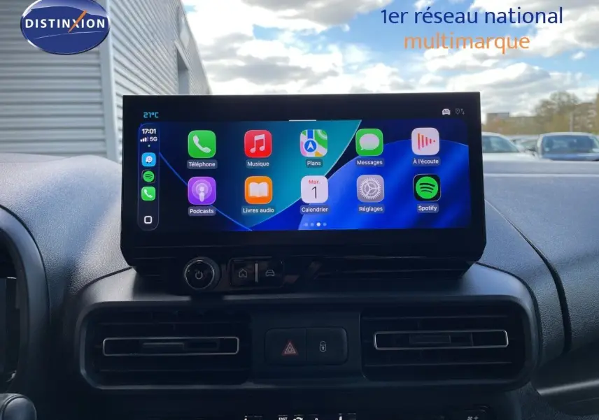 Écran tactile central du tableau de bord du Citroën Berlingo 2026, intérieur noir avec interface connectée colorée.