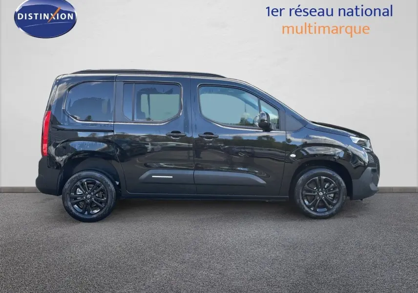 Profil droit d'un Citroën Berlingo MPV noir Perla Nera métallisé avec jantes noires et vitres teintées.