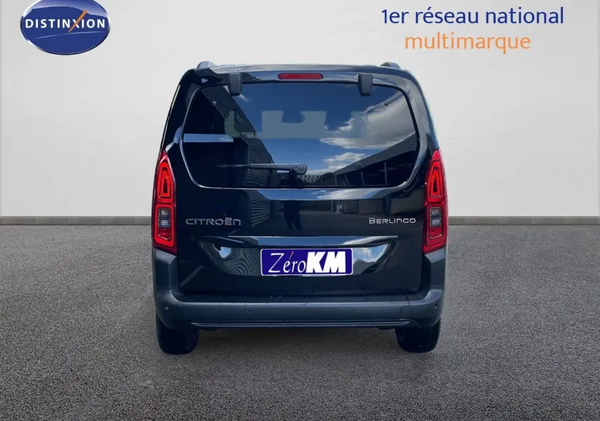Vue arrière du Citroën Berlingo noir Perla Nera, avec feux LED et vitre arrière teintée.