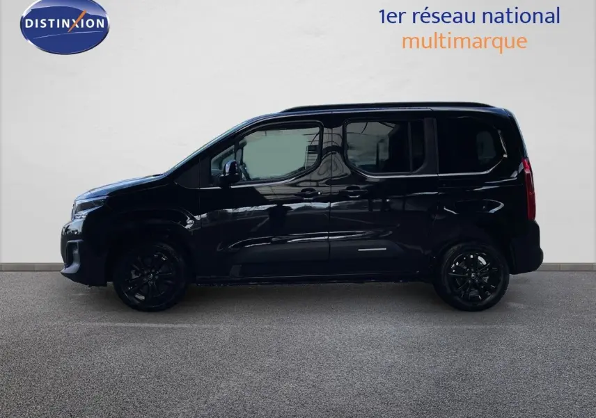 Profil droit du Citroën Berlingo MPV noir Perla Nera, avec jantes noires et lignes épurées visibles.