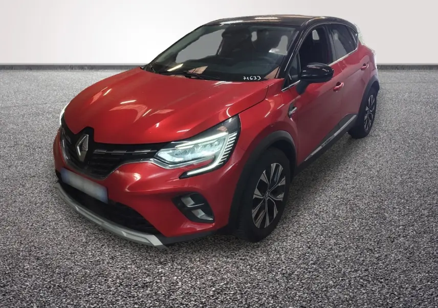 Renault Captur rouge vue 3/4 avant droit, avec phares LED allumés et jantes alliage distinctives.