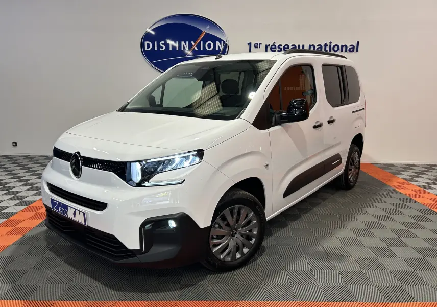 Citroën Berlingo Multispace blanc Kaolin vu en 3/4 avant droit, avec phares LED allumés et jantes alliage.